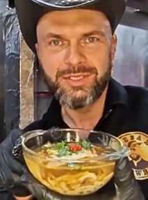 Połączył zupę z kebabem. Nietypowy pomysł przyciągnie tłumy?