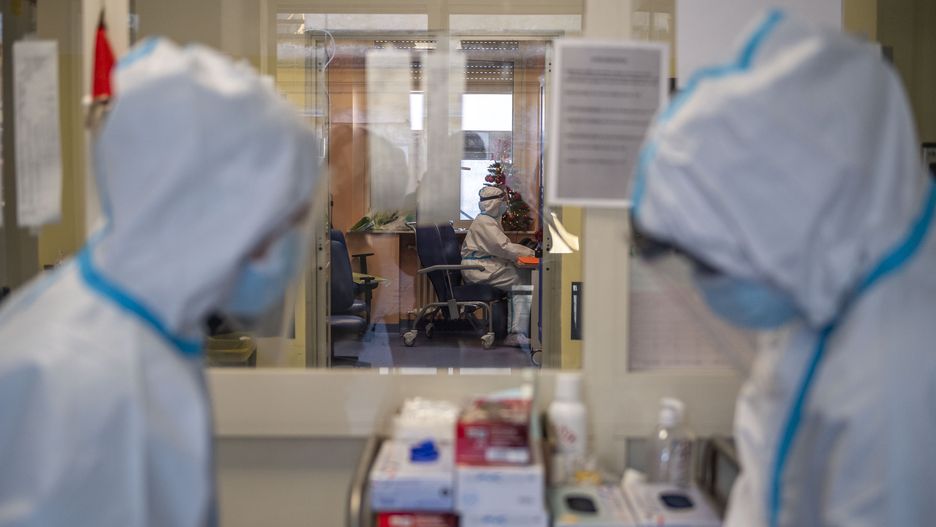 ROME, ITALY - DECEMBER 16: Health workers wear the personal protective equipment (PPE) before entering in the Intensive Care Unit (ICU) at the Covid Emergency department of the Umberto I Hospital, during the Coronavirus pandemic on December 16, 2020, in Rome, Italy. There have been over 1,870,000 reported coronavirus (COVID-19) cases in Italy and more than 65,857 related deaths since the beginning of the pandemic. (Photo by Antonio Masiello/Getty Images)