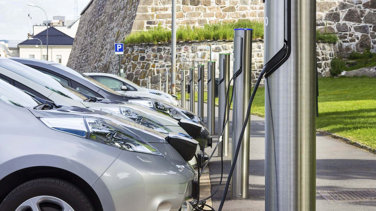 Nissan Leaf to jeden z najpopularniejszych samochodów elektrycznych w Europie.