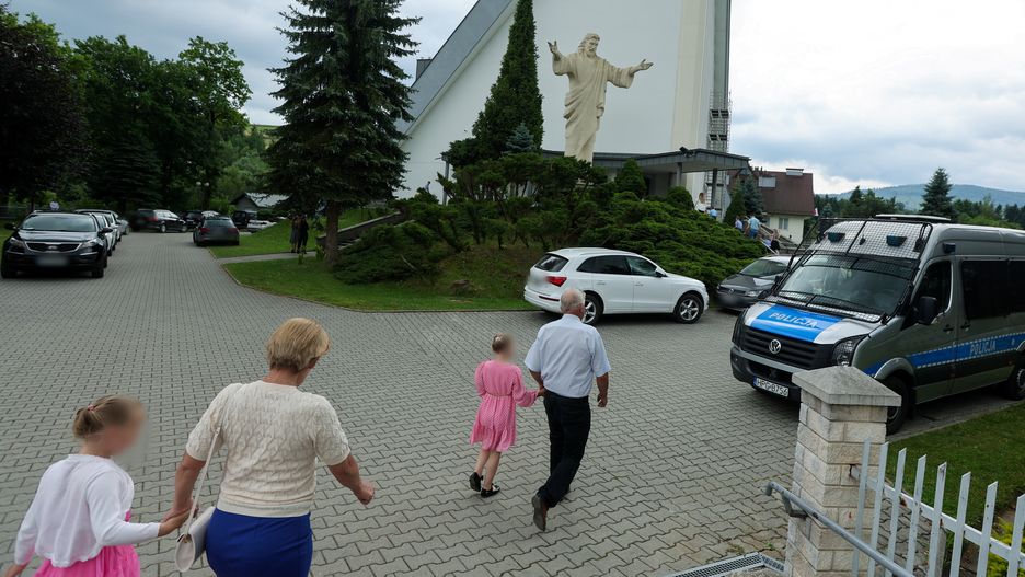 Stara Wieś (pow. limanowski), 29.06.2025. Służby prowadzą poszukiwania sprawcy strzelaniny w domu jednorodzinnym w Starej Wsi, 29 bm. 57-latek postrzelił śmiertelnie swoją córkę i zięcia. Trzecia osoba, 73-letnia teściowa sprawcy, trafiła do szpitala. Policja opublikowała wizerunek ściganego. (jm) PAP/Grzegorz Momot