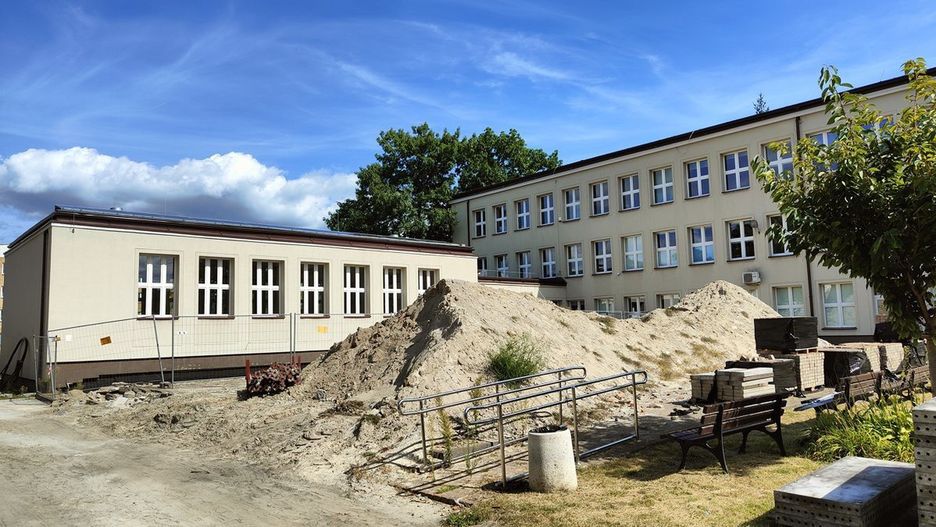 Koszty materiałów i robocizny też wpływają na rosnące ceny budynków, dróg i mostów.