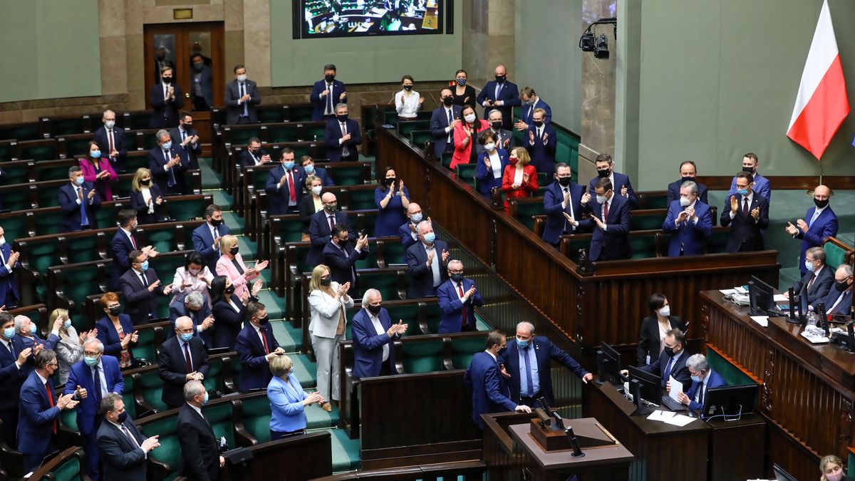 Warszawa, 04.05.2021. Reakcja polityków PiS po głosowaniu na sali obrad Sejmu w Warszawie, 4 bm. Sejm przyjął ustawę wyrażającą zgodę na ratyfikację decyzji o zwiększeniu zasobów własnych UE. (mr) PAP/Rafał Guz