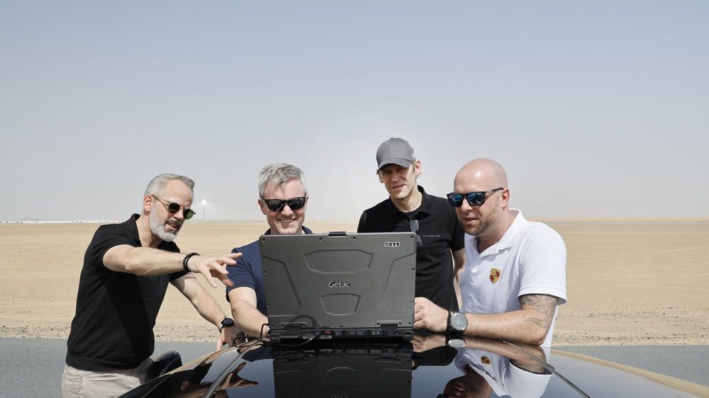 Omawianie wyników testów nowego Porsche 911