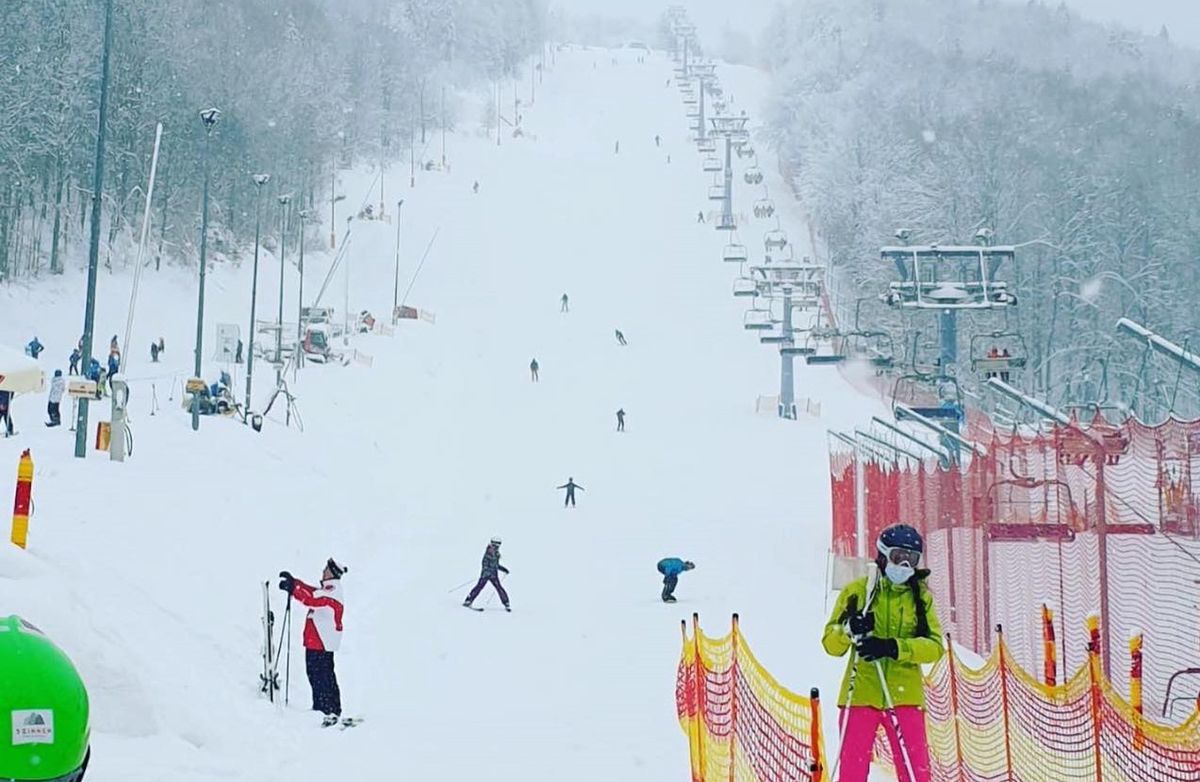 Śląskie. Stacja narciarska Stok w Wiśle w sobotę 13 lutego. Od 12 lutego warunkowo zostały otwarte m.in. stoki narciarskie.