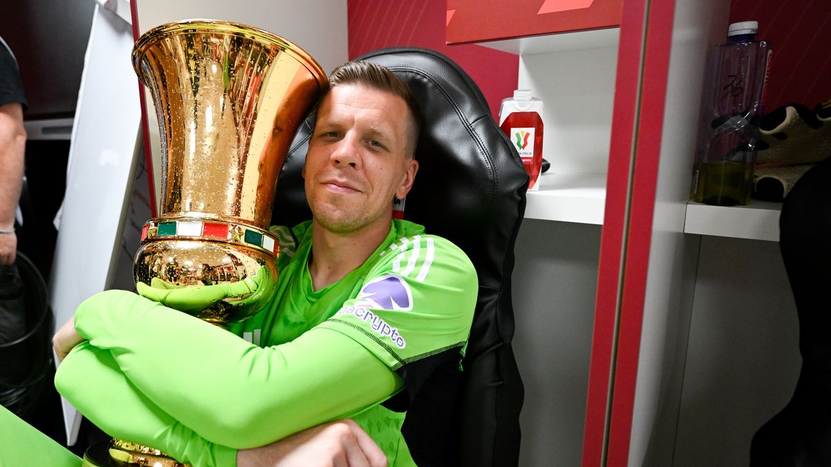 ROME, ITALY - MAY 15: Juventus goalkeeper Wojciech Szczesny celebrates victory with the trophy in the dressing room after the Coppa Italia final match between Atalanta BC and Juventus FC at Olimpico Stadium on May 15, 2024 in Rome, Italy. (Photo by Daniele Badolato - Juventus FC/Juventus FC via Getty Images)