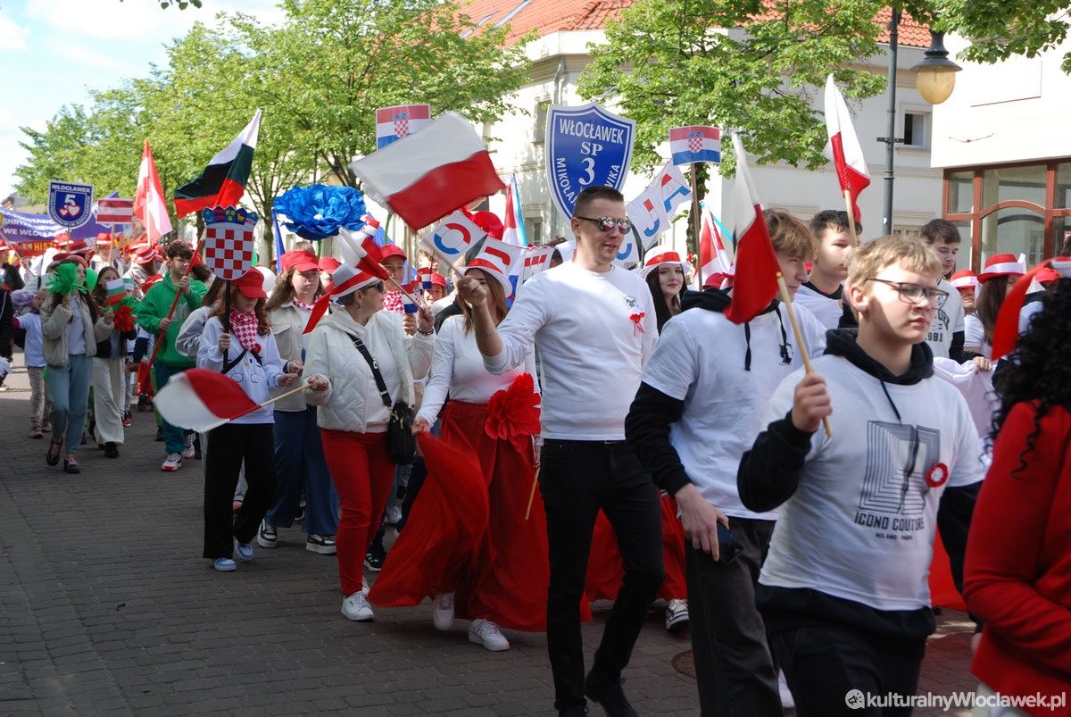 Było barwnie i wesoło! Parada Schumana przeszła ulicami Włocławka