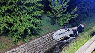 Jarocin: Jazda BMW zakończyła się w rowie. W aucie cztery młode osoby