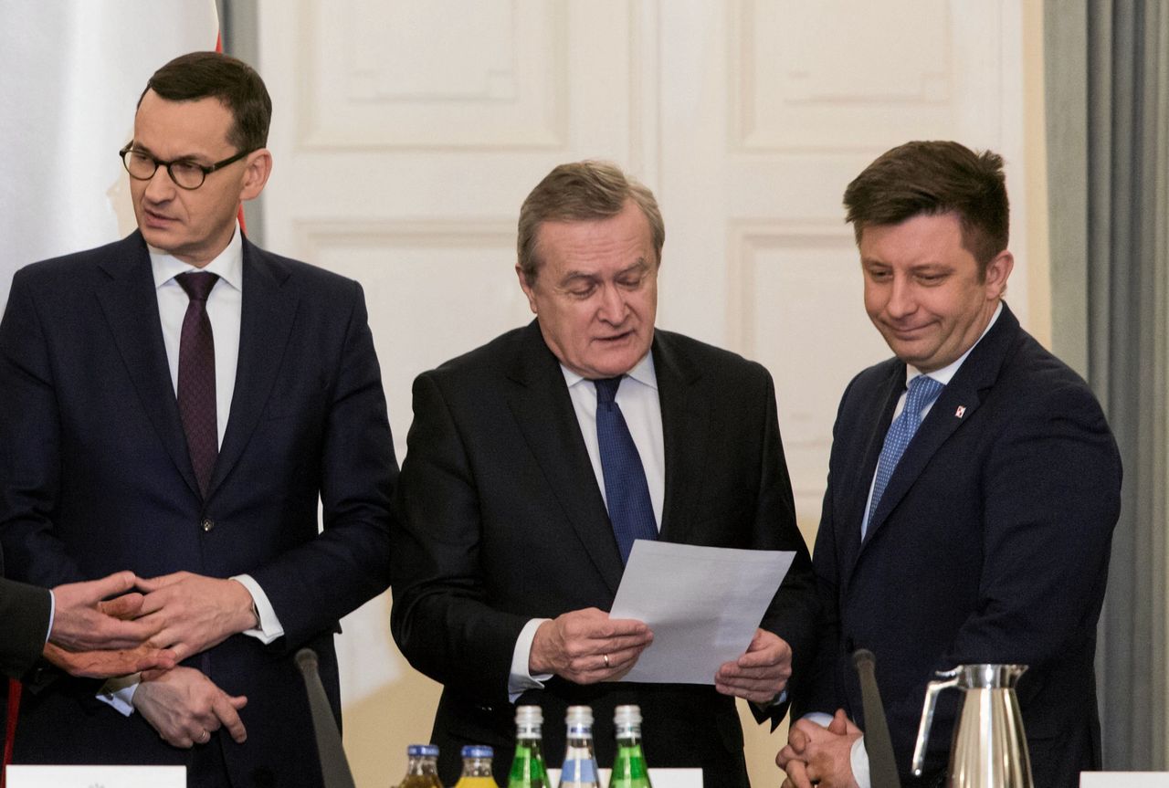 Posiedzenie Rady Gabinetowej w Warszawie, od lewej: premier Mateusz Morawiecki, minister kultury i dziedzictwa narodowego Piotr Gliński i minister Michał Dworczyk