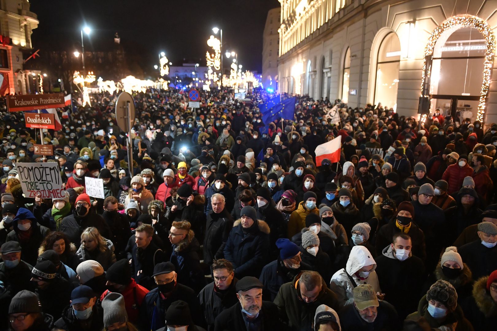 Przyjęto "Lex TVN". Manifestacje i protesty w całej Polsce