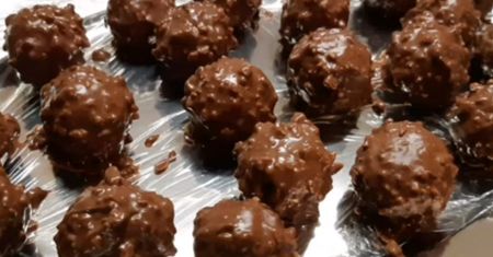 Przepis na domowe Ferrero Rocher. Podaruj je Mamie