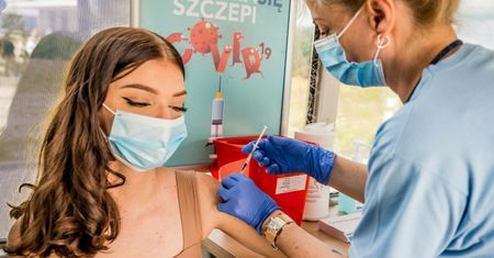 Delta Plus odporna na szczepienia? Lekarz wyjaśnia