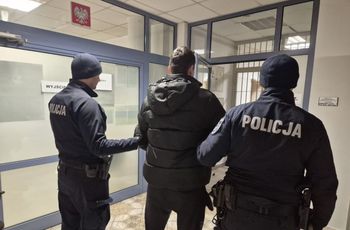 Pruszków: Zdemolował kilka aut i drzwi w bloku. 17-latek tłumaczył się alkoholem