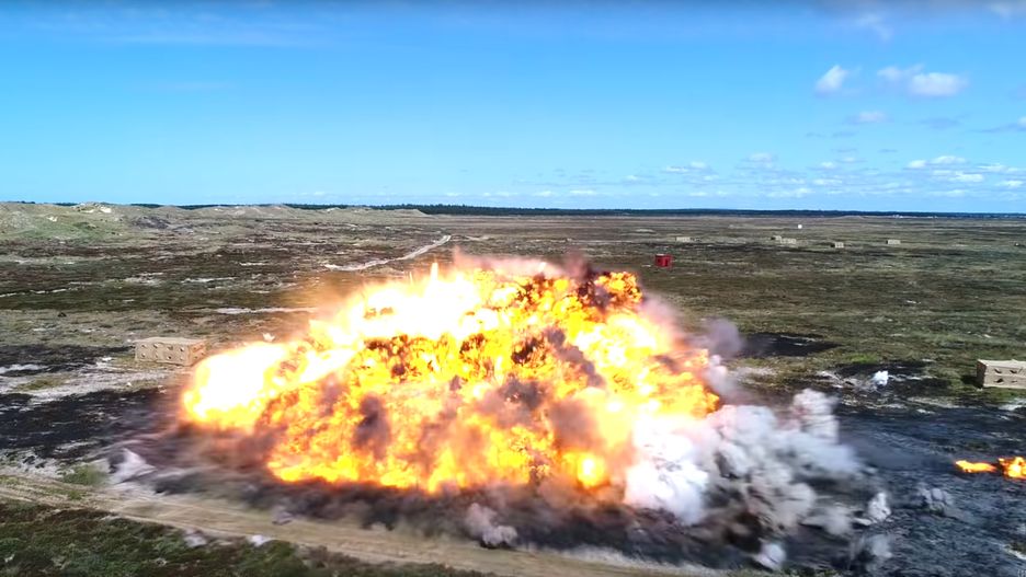 Efekt działania bomby JDAM / JDAM-ER o masie około 900 kg zrzuconej podczas ćwiczeń poligonowych norweskiego lotnictwa.