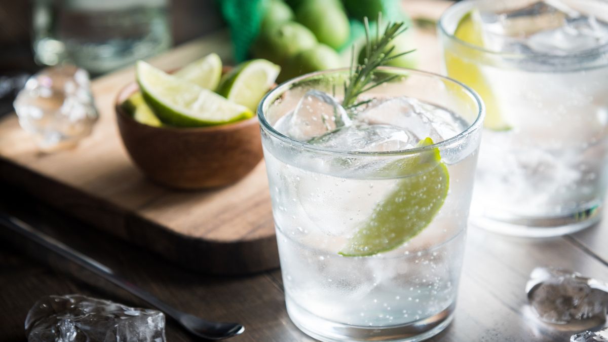 Gin z tonikiem to uniwersalny drink alkoholowy, popularny zarówno wśród kobiet, jak i mężczyzn