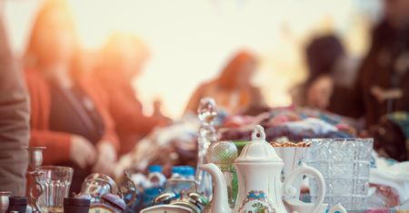 Bazar na Starówce i Samochodowa Wyprzedaż z Bagażników w Tarnowie. Wystawcy oferowali wiele oryginalnych eksponatów