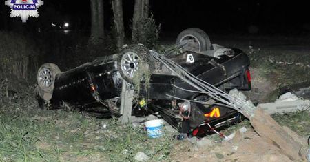 Tragiczny wypadek w Jatutowie. Audi uderzyło w słup energetyczny i dachowało