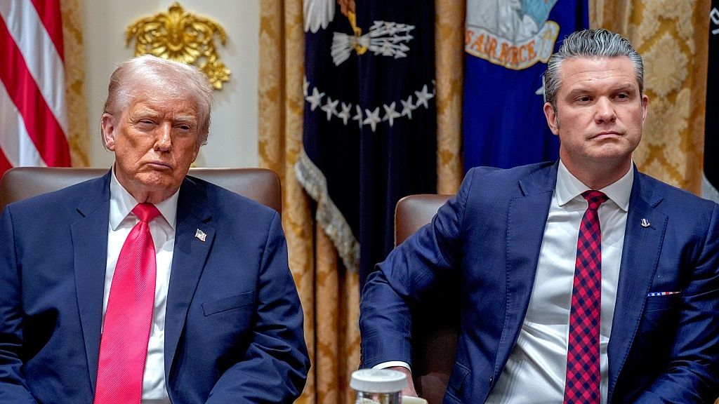 Prezydent USA Donald Trump (L) i sekretarz wojny Pete Hegseth ( 