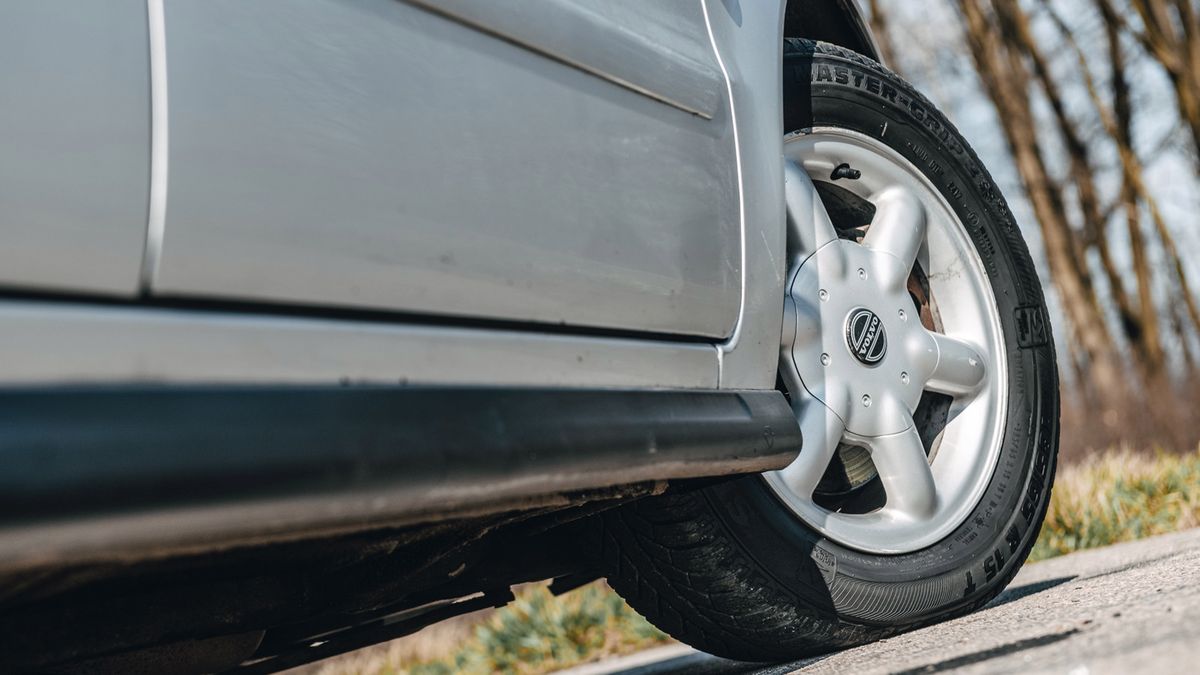 Plagą na polskich drogach są stare opony. Co prawda z wystarczającym do spełnienia wymogu prawnego bieżnikiem, ale mające nierzadko nawet kilkanaście lat