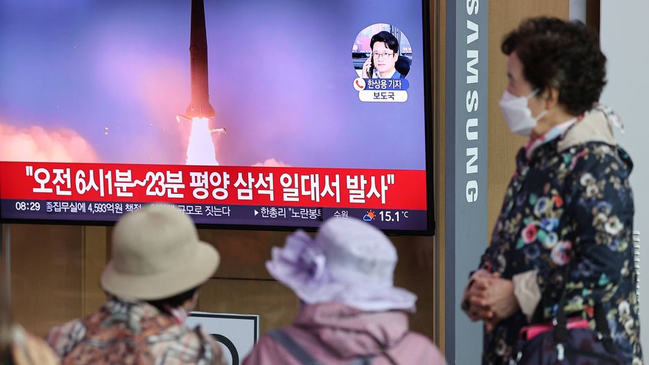 North Korea launches ballistic missiles into the East Sea
epaselect epa10226109 People watch a TV report at Seoul Station in Seoul, South Korea, 06 October 2022, on North Korea's firing of two short-range ballistic missiles into the East Sea earlier in the day, the sixth of its kind in just 12 days, in apparent protest of the return of the USS Ronald Reagan aircraft carrier to the East Sea.  EPA/YONHAP SOUTH KOREA OUT 
Dostawca: PAP/EPA.
YONHAP
epaselect