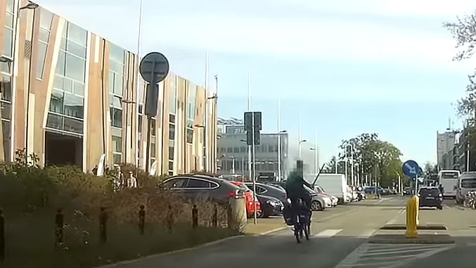 Rowerzysta pogroził kierowcy pałką