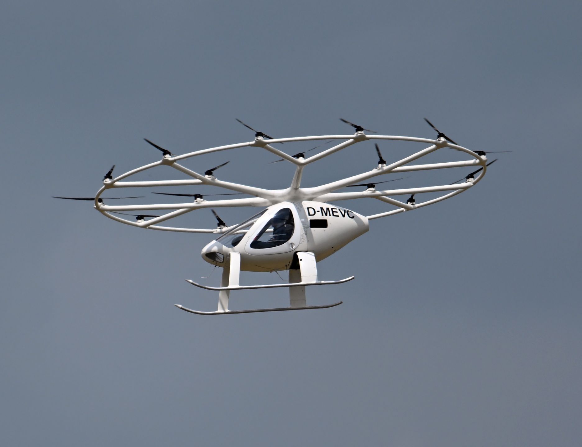 Maszynę VC200 niemieckiej firmy Volocopter w powietrzu można było zobaczyć podczas Paris Air Show 2023