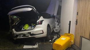 Lesznowola: 57-latka pomyliła pedał gazu z hamulcem. Wjechała w ścianę