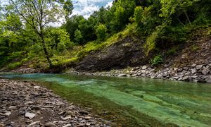 Szmaragdowa woda i malownicze kaskady. Niedoceniana perełka w Polsce