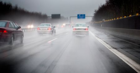 Śnieg lub deszcz na autostradzie - czy można się zatrzymać lub jechać pasem awaryjnym?