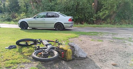 Wypadek na łuku drogi. BMW uderzyło w rowerzystę