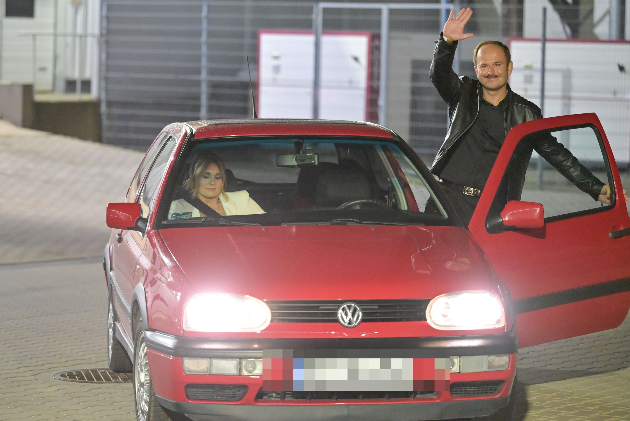 Sławomir i Kajra pakują się do Golfa po "Tańcu z gwiazdami"