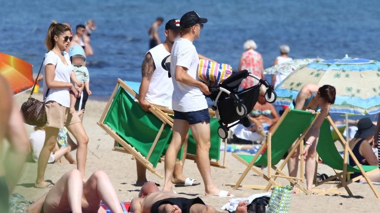 Piotr Zieliński nad polskim morzem z rodziną