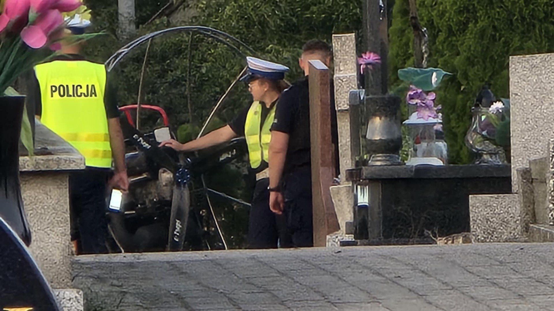 Motoparalotniarz spadł na cmentarz w Sędzinie