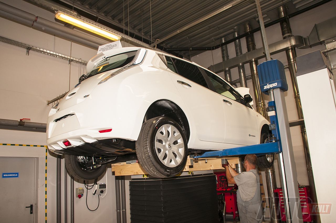 Przygotowanie do wyjęcia baterii - Nissan Leaf