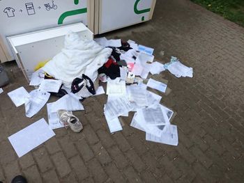 Ktoś wyrzucił dokumenty z danymi osobowymi przy altanie śmietnikowej. Mieszkaniec zawiadomił służby!
