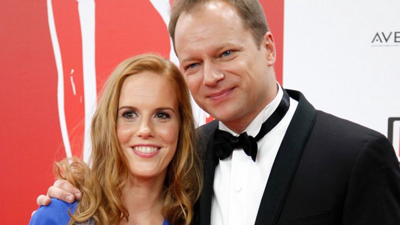 Maciej Stuhr wywodzi się z rodziny powiązanej ze światem filmu. Nic więc dziwnego, że od 33. lat widujemy go w różnych produkcjach. Prywatnie aktor ma dwoje dzieci: 20-letnią Matyldę oraz 4-letniego Tadeusza. Maciej Stuhr ma za sobą rozwód z Samantą Janas, para była małżeństwem od 1999 do 2014 r. Owocem tego związku jest ich córka.  Obecna partnerka aktora Katarzyna Błażejewska-Stuhr ma syna z poprzedniego związku - Stanisława. W materiale dla stacji TVN wspominała reakcje dzieci na ich związek. Dla nastoletniej wówczas Matyldy nowa relacja taty była trudna do zaakceptowania.  "Stasiek miał dwa lata, gdy zaczęliśmy być razem. Dla niego to była normalność, takie życie w dwóch domach. Dla Matyśki, która była wtedy nastolatką i przechodziła naturalny okres buntu, było to nieco trudniejsze. Mam wrażenie, że jakoś nam się to udało. Dla nas dorosłych było to łatwiejsze, bo wiedzieliśmy, że po prostu się kochamy"