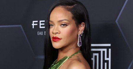 Rihanna przyłapana podczas pierwszego wyjścia po urodzeniu dziecka! (FOTO)