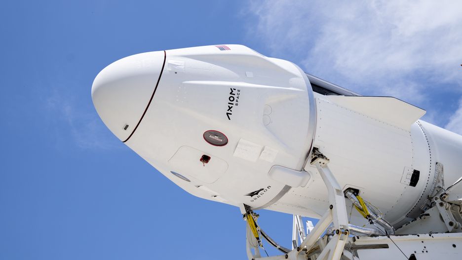 Statek kosmiczny Dragon na szczycie rakiety Falcon 9