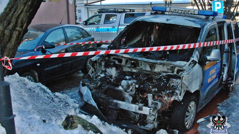 Szczawno-Zdrój. Podpalił radiowóz Straży Miejskiej. W trakcie zatrzymania wymachiwał nożem