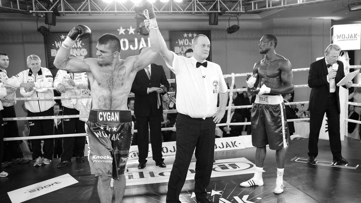 Na zdjęciu: Dawid Kostecki po jednej z wygranych walk w 2010 roku