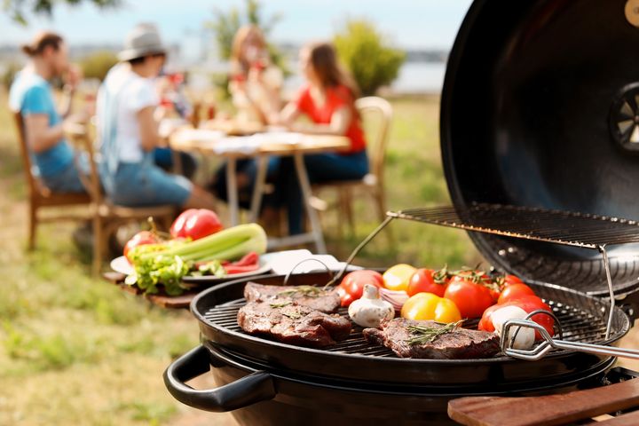 Sałatki do dań z grilla pasują do każdego rodzaju mięsa.