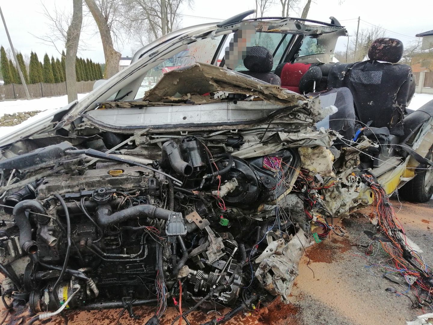 Mazowieckie. Tragiczny wypadek. Samochód w strzępach