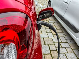 Ekspert odpiera zarzuty wobec samochodów elektrycznych. "To mity"