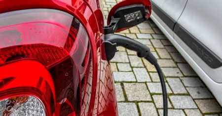 Ekspert odpiera zarzuty wobec samochodów elektrycznych. "To mity"