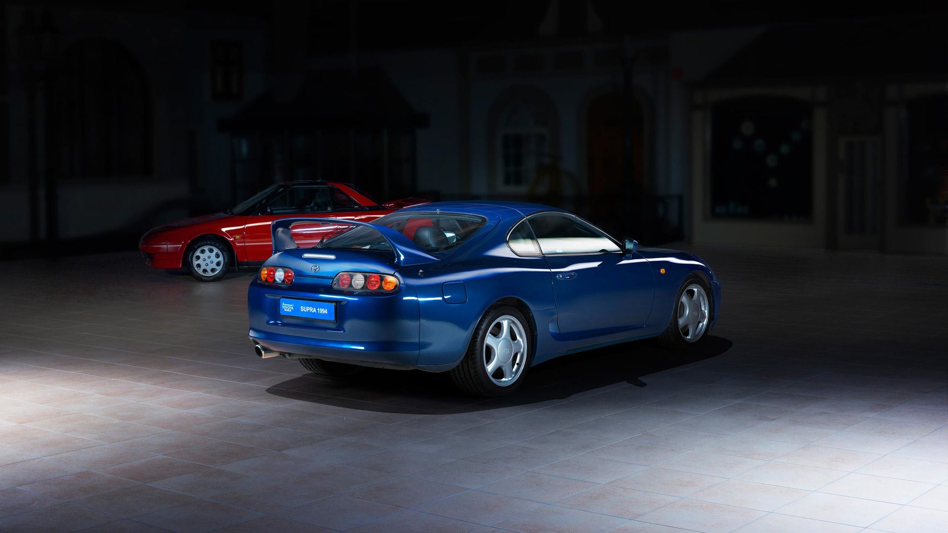 Toyota Supra była znana nie tylko z nietuzinkowego wyglądu i bardzo dobrego prowadzenia, ale także, a może przede wszystkim, z kultowego silnika 2JZ-GE, z sześcioma cylindrami ułożonymi w rzędzie. 3-litrowa jednostka generowała dzięki doładowaniu, zgodnie z japońskimi przepisami 280 KM, ale nieoficjalnie mówiło się o wartościach powyżej liczby 300.