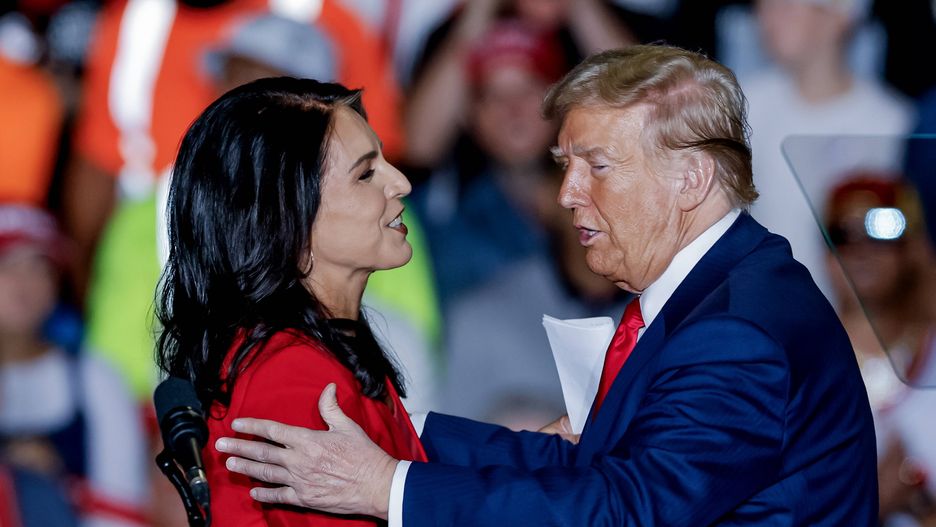 Republican presidential nominee Donald Trump campaigns in Greensboro, North Carolina
epa11676477 Former US president and Republican presidential nominee Donald Trump (R) embraces former Democratic Representative from Hawaii Tulsi Gabbard (L) at a campaign rally at the Greensboro Coliseum in Greensboro, North Carolina, USA, 22 October 2024. Trump is running against Democratic US Vice President Kamala Harris.  EPA/ERIK S. LESSER 
Dostawca: PAP/EPA.
ERIK S. LESSER
election rally