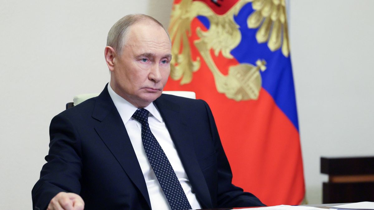 Russian President Putin chairs meeting with members of government
epa12155311 Russian President Vladimir Putin chairs a meeting with members of the government via videoconference at the Novo-Ogaryovo state residence, outside Moscow, Russia, 04 June 2025. Putin addressed the blowing up of railway tracks in the Bryansk and Kursk regions and characterized them as terrorist attacks, saying the decision to carry them out was made in Ukraine at the highest level.  EPA/GAVRIIL GRIGOROV/SPUTNIK/KREMLIN POOL MANDATORY CREDIT 
Dostawca: PAP/EPA.
GAVRIIL GRIGOROV/SPUTNIK/KREMLIN POOL
Russia, government, meeting, Bryansk, Kursk, explosions