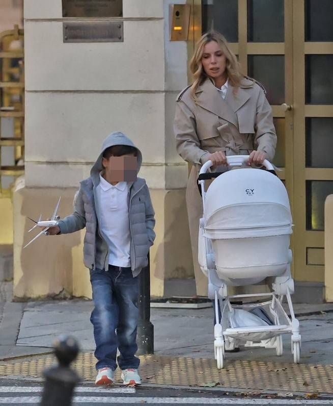 Izabela Janachowska "przyłapana" na mieście z nowo narodzonym synem
