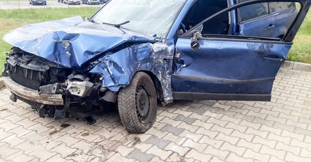 Nocny pościg za pijanym kierowcą. "W samochodzie zostawił krwawiącego pasażera"