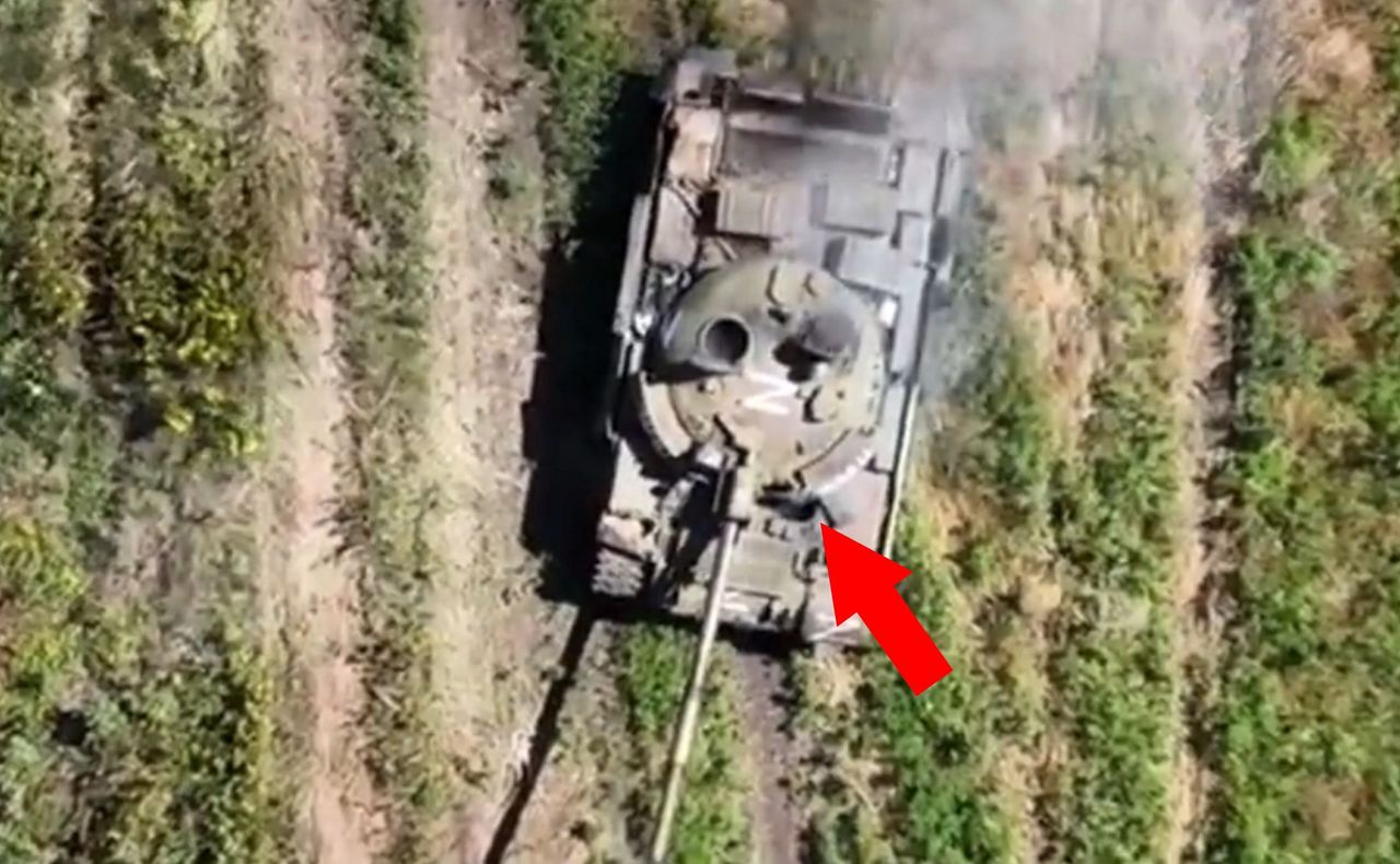 Zrzucony z drona granat trafił w otwarty właz czołgu