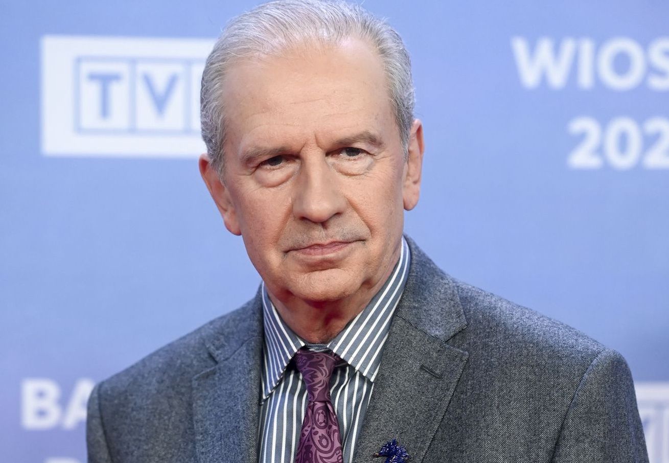 scena z: Tomasz Stockinger, SK:, , fot. Kurnikowski/AKPAGwiazdy na wiosennej ramówce TVP, gwiazdy TVP, luty 2023, ramówka TVP, TVP, wiosenna ramówka, krawat we wzory, krawat bordo, Tomasz Stockinger